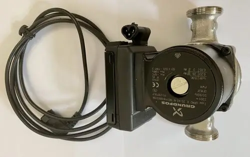 Pumpe mit einem Anschlusskabel, ausgestattet mit einem Volexstecker und Blindstecker. Hersteller ist Danfoss. Die Pumpe hat ein kompaktes Design mit zwei Anschlüssen.